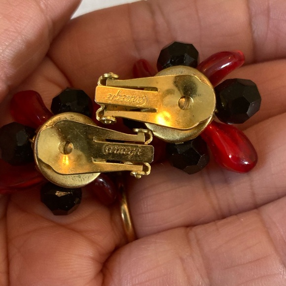 Hattie‎ Carnegie Vintage Red & Black Lucite Beads Cluster Clip on Earrings - Picture 6 of 6